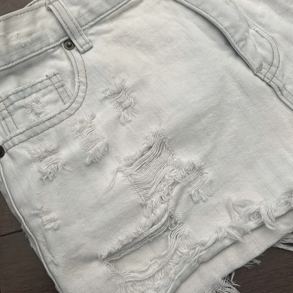 REFUGE DENIM | Distressed Jean Shorts - Picture 3 of 3